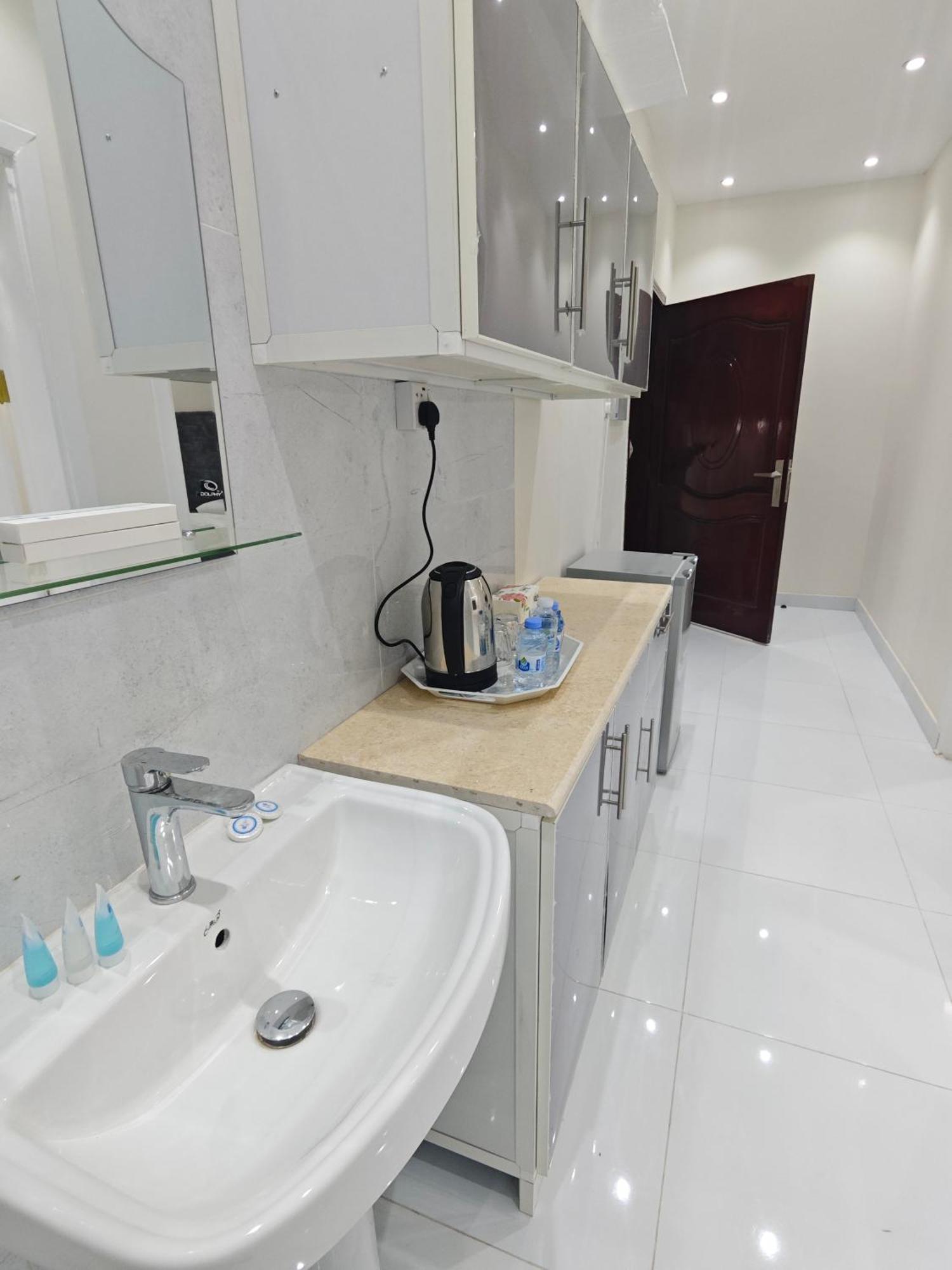 Yaqoot Al Madina Suites العوالي المظهر الخارجي الصورة