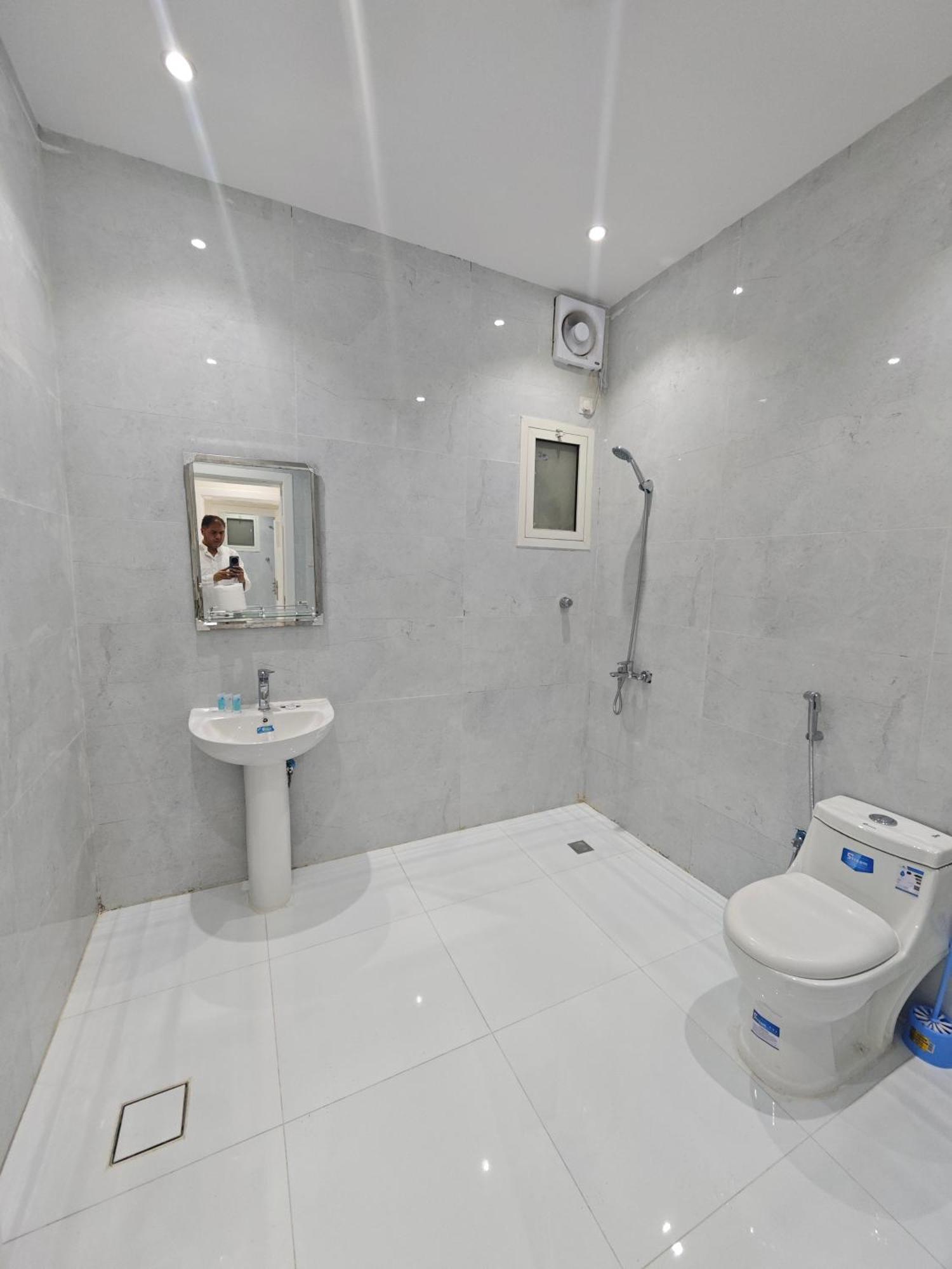 Yaqoot Al Madina Suites العوالي المظهر الخارجي الصورة